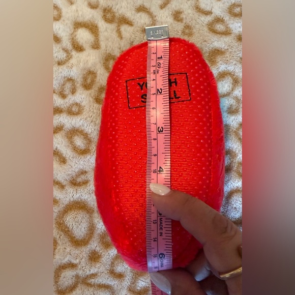 Dr. Seuss Vibrant Red Slippers Universal Studios
Size: Youth (Small) - Picture 5 of 8